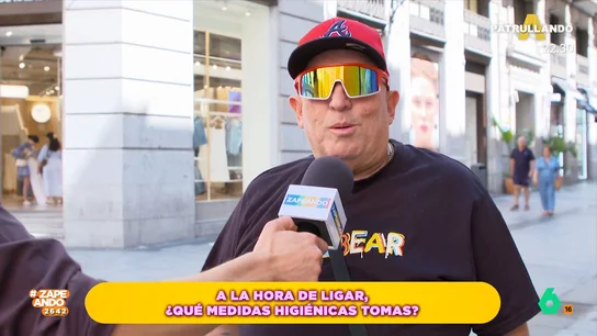 Un hombre explica a Zapeando sus medidas higiénicas para ligar: "Enjuague bucal, perfume y el flow, que nunca falte" ¿Se ducha la gente cada día? ¿Cada cuánto lavan el pijama? Zapeando sale a la calle para conocer los hábitos de higiene de los ciudadanos. ¿Sorprenderán sus respuestas?