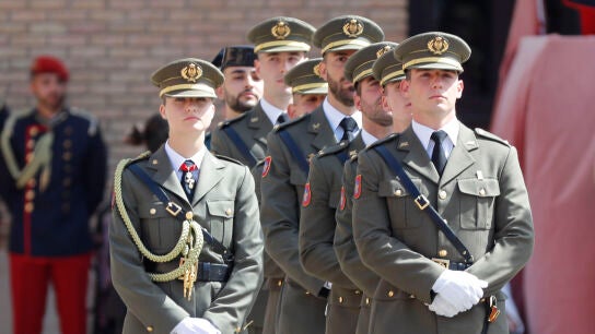 La princesa de Asturias, Leonor de Borbón, durante la ceremonia en la que recibe de manos del rey su despacho de alférez tras un año en Zaragoza, este miércoles