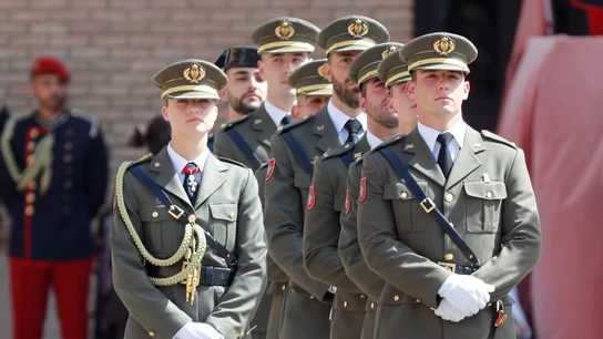 La princesa de Asturias, Leonor de Borbón, durante la ceremonia en la que recibe de manos del rey su despacho de alférez tras un año en Zaragoza, este miércoles La princesa de Asturias, Leonor de Borbón, durante la ceremonia en la que recibe de manos del rey su despacho de alférez tras un año en Zaragoza, este miércoles