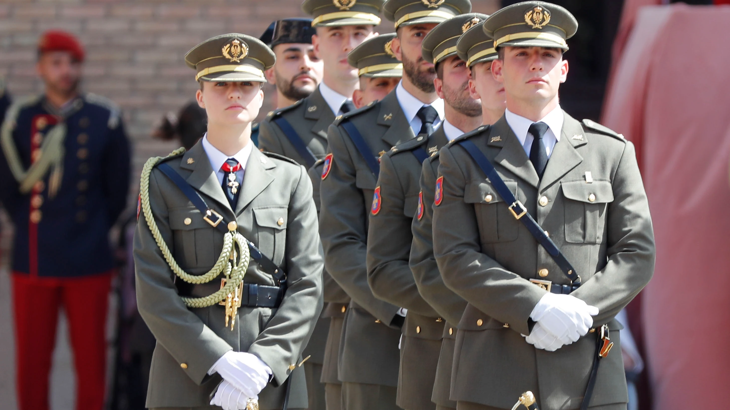 La princesa de Asturias, Leonor de Borbón, durante la ceremonia en la que recibe de manos del rey su despacho de alférez tras un año en Zaragoza, este miércoles