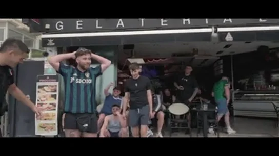 Se están desnudando, no sé qué está pasando: la sorpresa de 'Zazza, el italiano' al hablar con unos británicos en Benidorm Se están desnudando, no sé qué está pasando: la sorpresa de 'Zazza, el italiano' al hablar con unos británicos en Benidorm