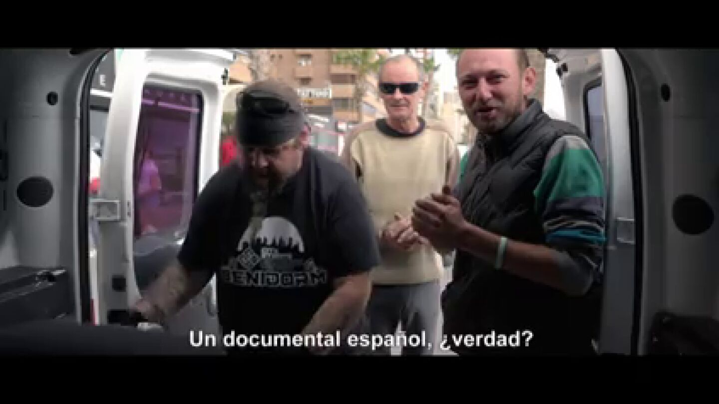 Johnny, el h&eacute;roe de los sintecho en Benidorm: as&iacute; reparte comida que cocina con su mujer con su furgoneta