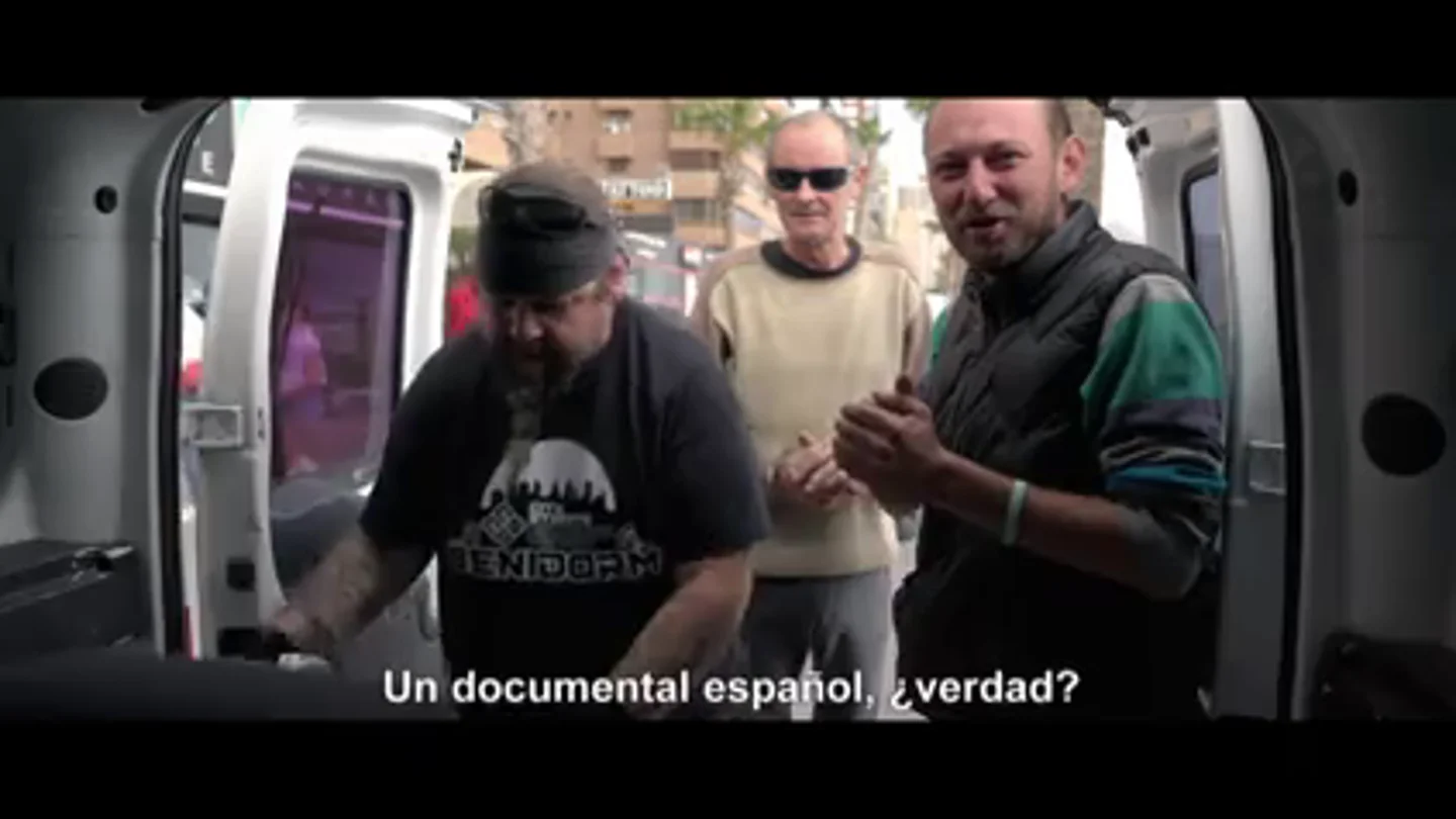 Johnny, el héroe de los sintecho en Benidorm: así reparte comida que cocina con su mujer con su furgoneta Johnny, el héroe de los sintecho en Benidorm: así reparte comida que cocina con su mujer con su furgoneta