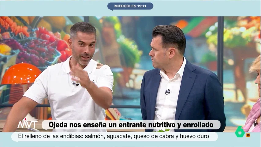 Pablo Ojeda propone en el vídeo sobre estas líneas una alternativa 'healthy' a la comida enrollada usando hojas de endivia. "Con lo poco que sabe tiene que ser sanísima", le comenta Iñaki López. La divertida reacción del nutricionista, en este vídeo.