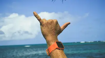 Protege tu smartwatch en la playa con estos consejos