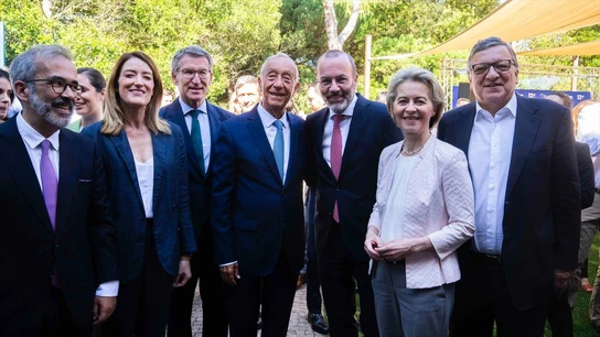 El líder del PP, Alberto Núñez Feijóo, junto a la presidenta de la Comisión Europea, Ursula von der Leyen, y la presidenta del Parlamento Europeo, Roberta Metsola, en las jornadas de estudio del PPE en Cascais (Portugal). El líder del PP, Alberto Núñez Feijóo, junto a la presidenta de la Comisión Europea, Ursula von der Leyen, y la presidenta del Parlamento Europeo, Roberta Metsola, en las jornadas de estudio del PPE en Cascais (Portugal).