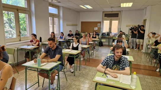 Opositores en una de las sedes, el IES Miguel Catalán, en Zaragoza. Opositores en una de las sedes, el IES Miguel Catalán, en Zaragoza.