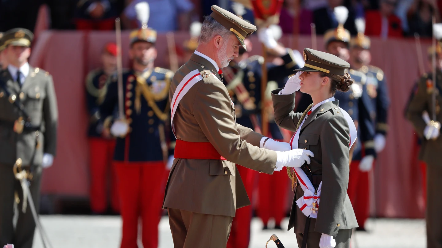 Felipe VI impone la banda a la princesa de Asturias, su hija Leonor, durante la ceremonia. Felipe VI impone la banda a la princesa de Asturias, su hija Leonor, durante la ceremonia.