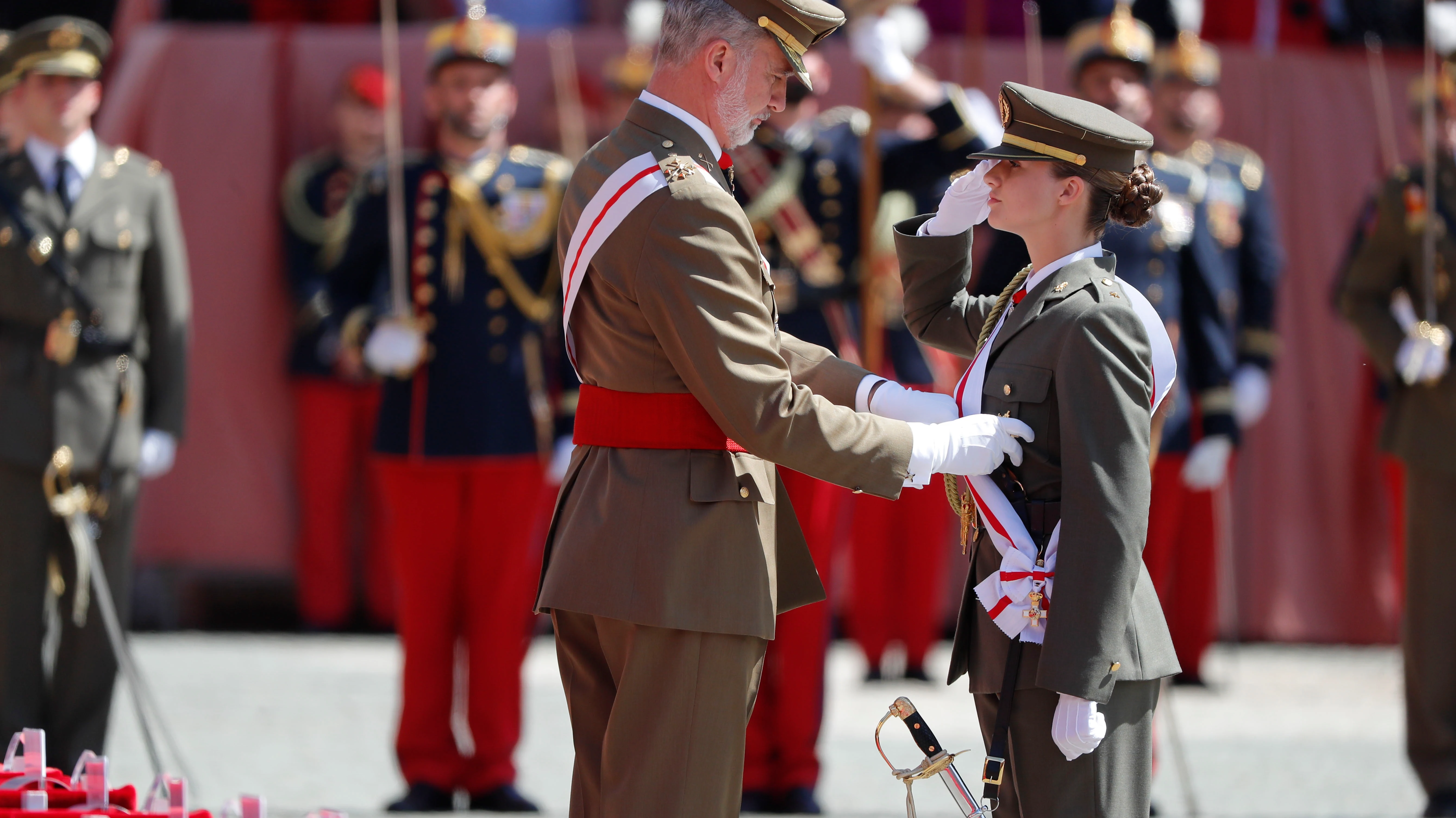 Felipe VI impone la banda a la princesa de Asturias, su hija Leonor, durante la ceremonia.