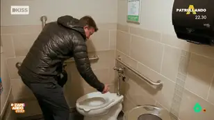 El estudiado ritual para ir al WC de un hombre que sufre misofobia o miedo a los gérmenes