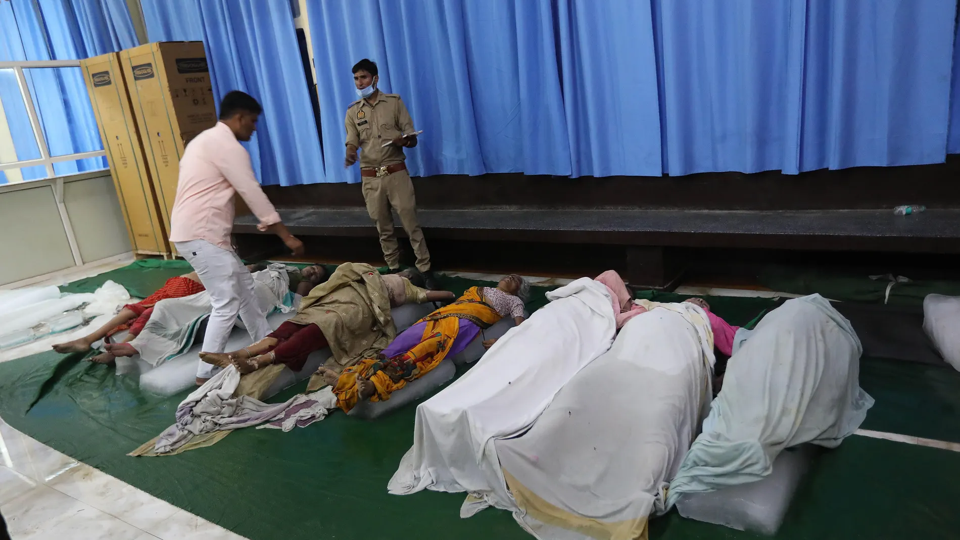 Los cuerpos de víctimas de la estampida esperan su identificación en un hospital de Hathras, Uttar Pradesh, India, el 3 de julio de 2024. 
