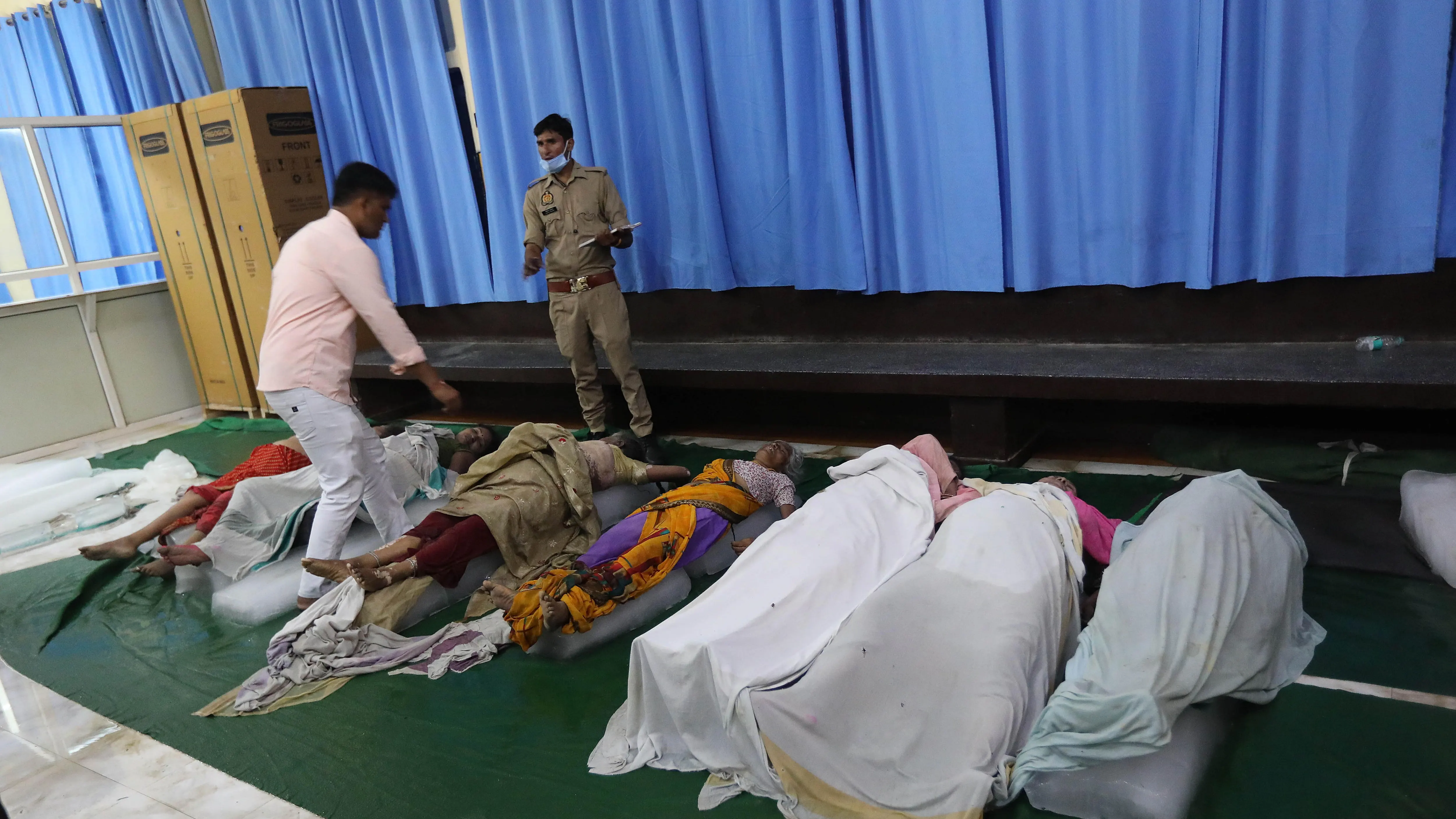 Los cuerpos de víctimas de la estampida esperan su identificación en un hospital de Hathras, Uttar Pradesh, India, el 3 de julio de 2024. 