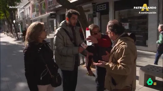 Isma Juárez provoca una 'pelea' en mitad de Don Benito y su micro termina en el suelo: "Es reventante ya" La alcaldesa le contaba al reportero que se manipularon los datos del referéndum. Una opinión que compartía otro vecino de la localidad extremeña que no dudaba en defender su opinión con pasión frente al reportero.