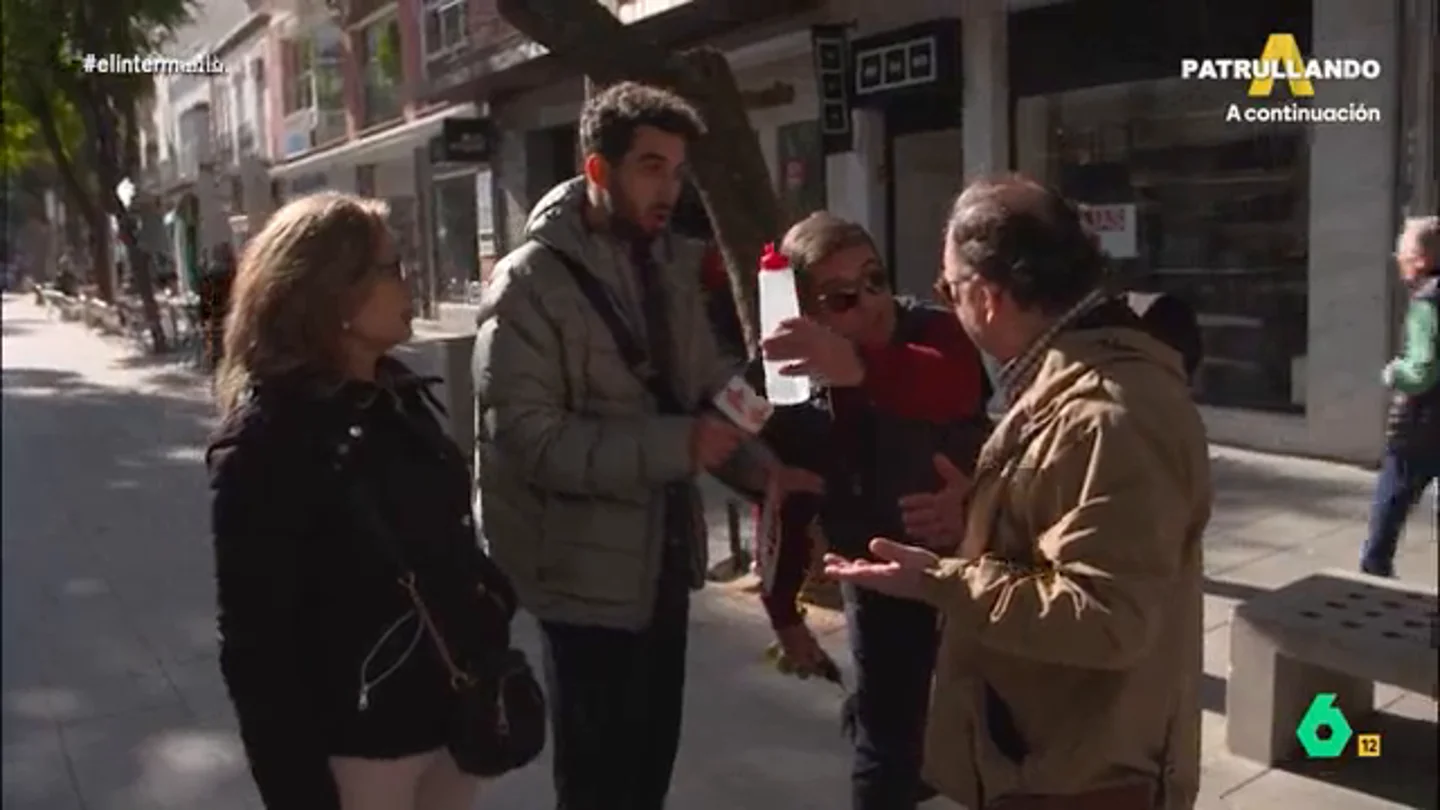 Isma Juárez provoca una 'pelea' en mitad de Don Benito y su micro termina en el suelo: "Es reventante ya" La alcaldesa le contaba al reportero que se manipularon los datos del referéndum. Una opinión que compartía otro vecino de la localidad extremeña que no dudaba en defender su opinión con pasión frente al reportero.