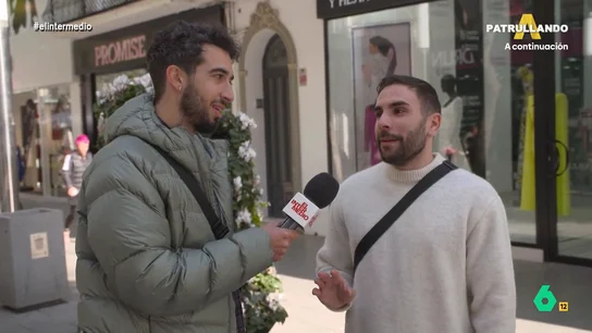 Un chico de Don Benito desvela si el referéndum ha afectado a las apps de ligar: "El logaritmo va como el culo" El reportero se desplazaba hasta la población Extremeña para conocer el sentir del pueblo dos años después del referéndum que iba a unir la localidad con la población vecina, Villanueva de la Serena.