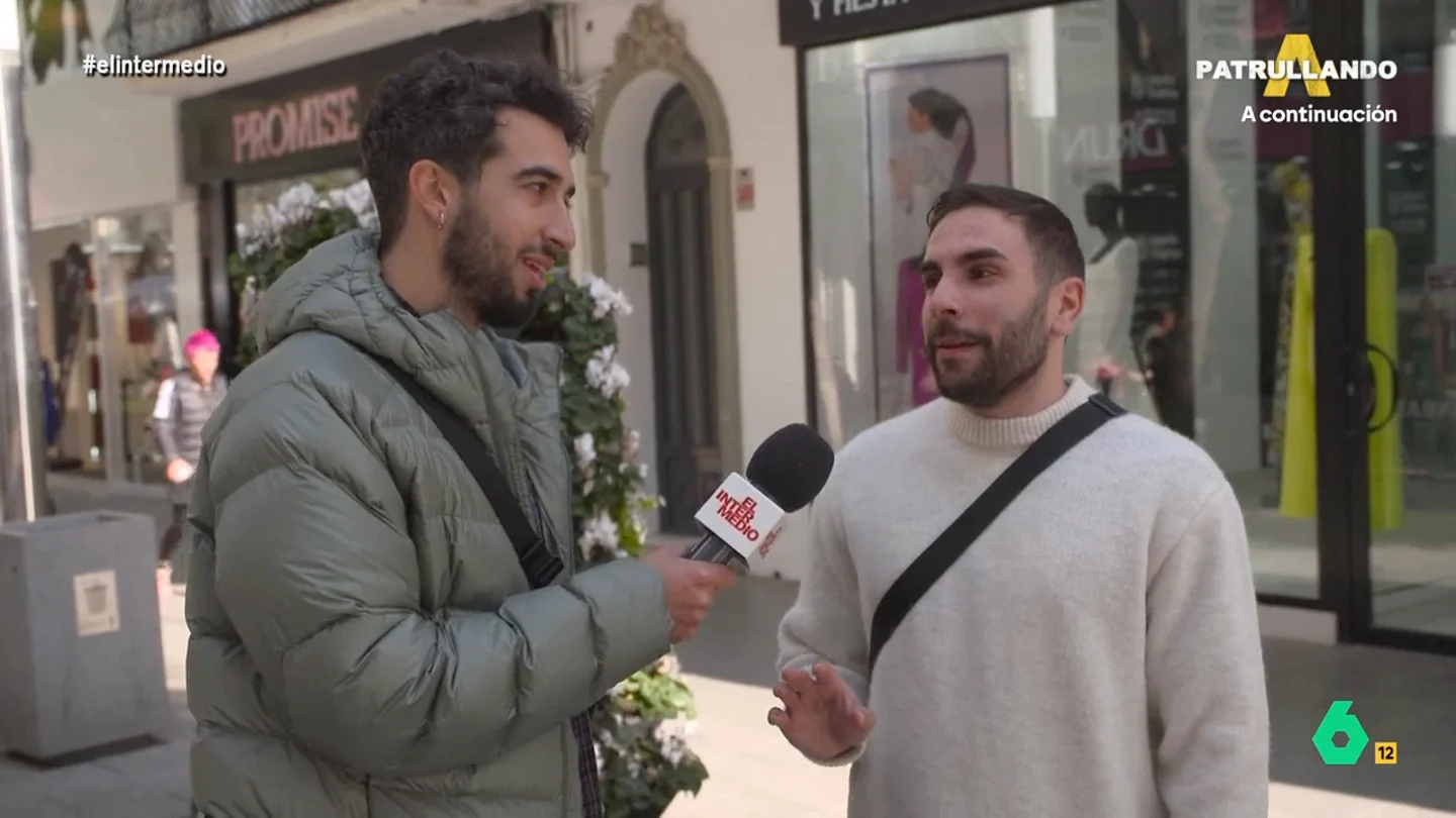 Un chico de Don Benito desvela si el referéndum ha afectado a las apps de ligar: "El logaritmo va como el culo" El reportero se desplazaba hasta la población Extremeña para conocer el sentir del pueblo dos años después del referéndum que iba a unir la localidad con la población vecina, Villanueva de la Serena.
