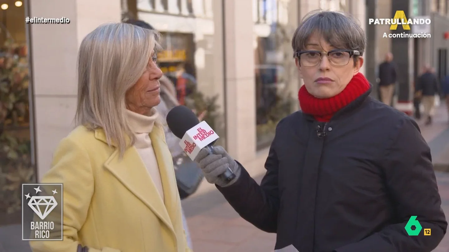 Thais Villas, a una mujer de barrio rico que se niega a decirle la marca del bolso que le han regalado Thais Villas visitaba un barrio rico y un barrio obrero para preguntar a sus vecinas por el amor de sus vidas y los regalos más caros o románticos que les han hecho. Sus sorprendentes historias y divertidos comentarios, en este vídeo de El Intermedio.