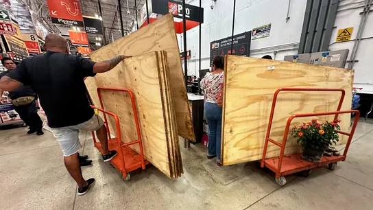 Personas compran tablas de madera para proteger fachadas, este miércoles en Cancún (México). Personas compran tablas de madera para proteger fachadas, este miércoles en Cancún (México).