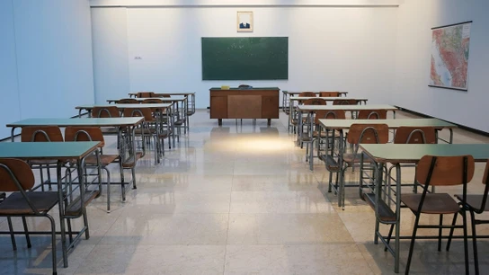 Imagen de un aula con todos los pupitres vacíos. Imagen de un aula con todos los pupitres vacíos.