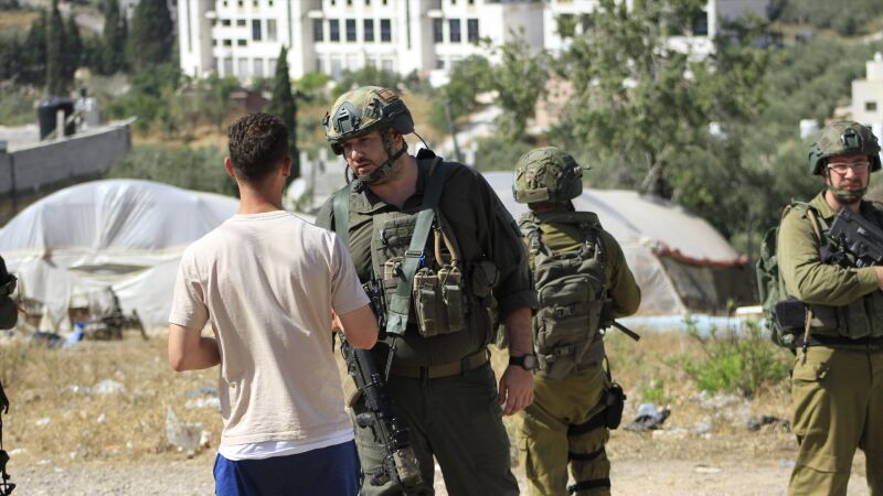 Inspeccionan un coche incendiado por colonos judíos en la aldea de Burin, en Cisjordania 
