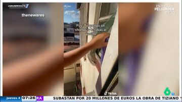 La 'estrategia de ahorro' de un chico que le roba el champú a su vecino al tener la ventana del baño pegada a su habitación