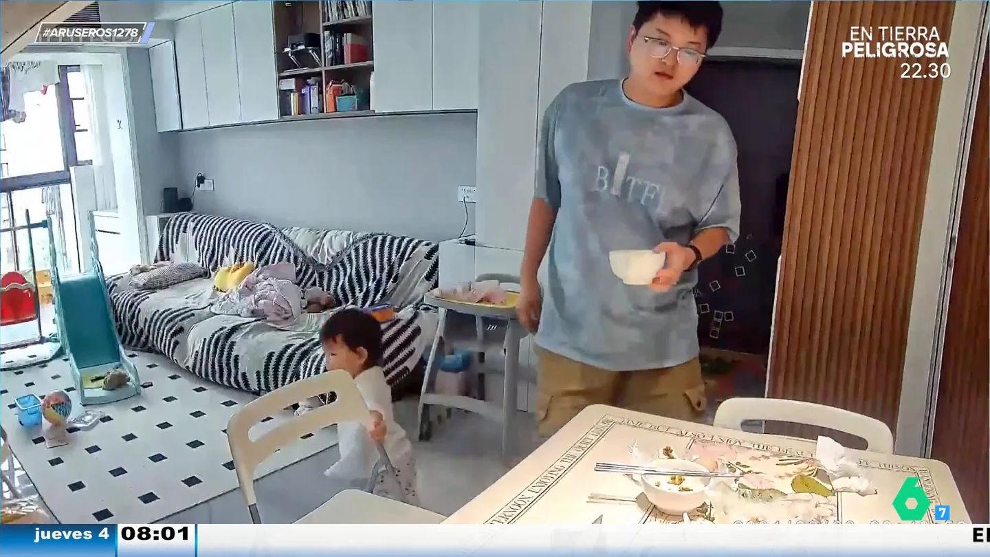El vacile no intencionado de una pequeña a su padre cuando está a punto de desayunar El vacile no intencionado de una pequeña a su padre cuando está a punto de desayunar