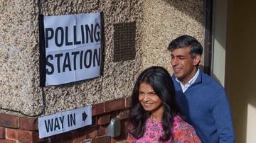 El primer ministro británico, Rishi Sunak , votando en las elecciones generales. 
