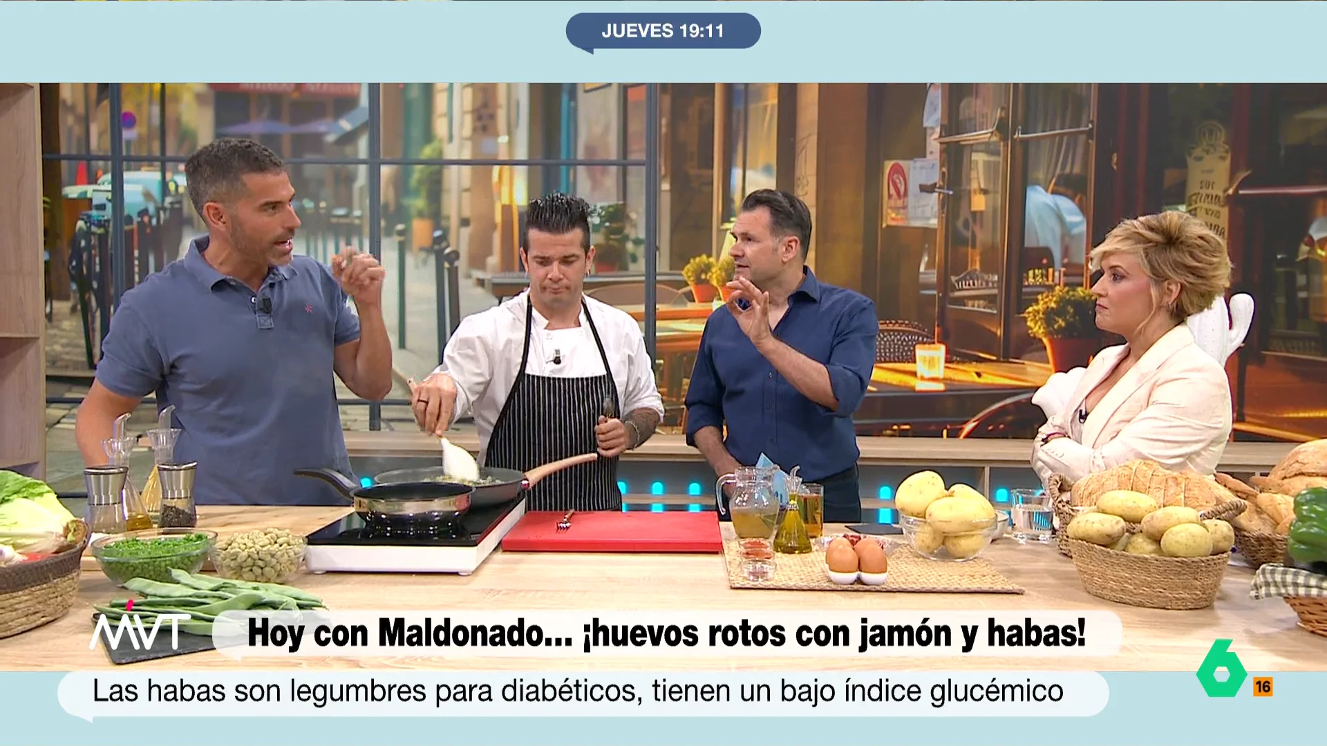 Carlos Maldonado cocina huevos rotos con jamón y habas