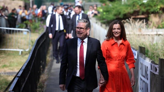 El líder del Partido Laborista, Keir Starmer, acude a votar junto a su pareja Victoria Starmer