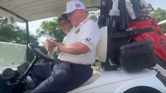 Trump en un carrito de golf Trump en un carrito de golf