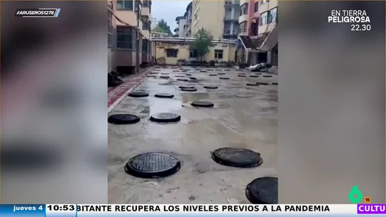 Unos vecinos alucinan al ver las decenas de tapas de alcantarilla que hay tiradas en la calle donde viven Unos vecinos alucinan al ver las decenas de tapas de alcantarilla que hay tiradas en la calle donde viven