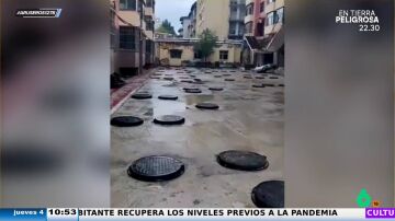 Unos vecinos alucinan al ver las decenas de tapas de alcantarilla que hay tiradas en la calle donde viven