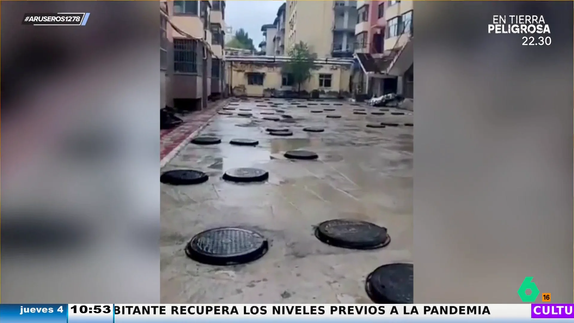 Unos vecinos alucinan al ver las decenas de tapas de alcantarilla que hay tiradas en la calle donde viven