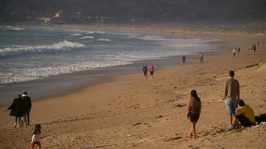 Varias personas disfrutan de las altas temperaturas en la playa de A Lanzada, a 25 de enero de 2024, en Sanxenxo, Pontevedra, Galicia (España). Varias personas disfrutan de las altas temperaturas en la playa de A Lanzada, a 25 de enero de 2024, en Sanxenxo, Pontevedra, Galicia (España).