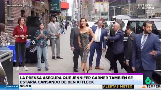 "Casi que estamos un poco cansados del tema Ben Affleck y Jennifer López", manifiesta Alfonso Arús, que declara que "la prensa asegura que Jennifer Garner también se está cansando de Affleck". El presentador opina que el actor ha perdido a "Jenny 1" y a "Jenny 2". Affleck se está apoyando mucho en su expareja en este momento a causa de su ruptura con Jennifer López y según cuenta Tatiana Arús Garner se está cansando de que cada vez que queda con el interprete sea para hablar de sus problemas con la cantante. "Cuando viene un tío a llorarte y darte la turra con su pareja, cansa mucho", asegura Alfonso Arús, que dice que entiende a Jennifer Garner ante esta situación que solo le recuerda su ruptura con el actor. "Casi que estamos un poco cansados del tema Ben Affleck y Jennifer López", manifiesta Alfonso Arús, que declara que "la prensa asegura que Jennifer Garner también se está cansando de Affleck". El presentador opina que el actor ha perdido a "Jenny 1" y a "Jenny 2". Affleck se está apoyando mucho en su expareja en este momento a causa de su ruptura con Jennifer López y según cuenta Tatiana Arús Garner se está cansando de que cada vez que queda con el interprete sea para hablar de sus problema...