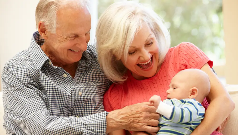 Abuelos con un bebé Abuelos con un bebé