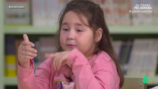 Una niña confiesa a Thais Villas la broma que le hizo a su primo de dos años: "Le puse un filtro de araña y se fue corriendo" Thais Villas se enfrenta a los entrevistados más complicados: los niños. En esta ocasión, los pequeños deben hablar sobre el humor y aquello que les hace reír. ¿Serán capaces de contar un buen chiste? Descúbrelo en el vídeo principal.