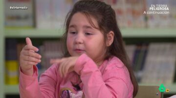 Una niña confiesa a Thais Villas la broma que le hizo a su primo de dos años: "Le puse un filtro de araña y se fue corriendo"