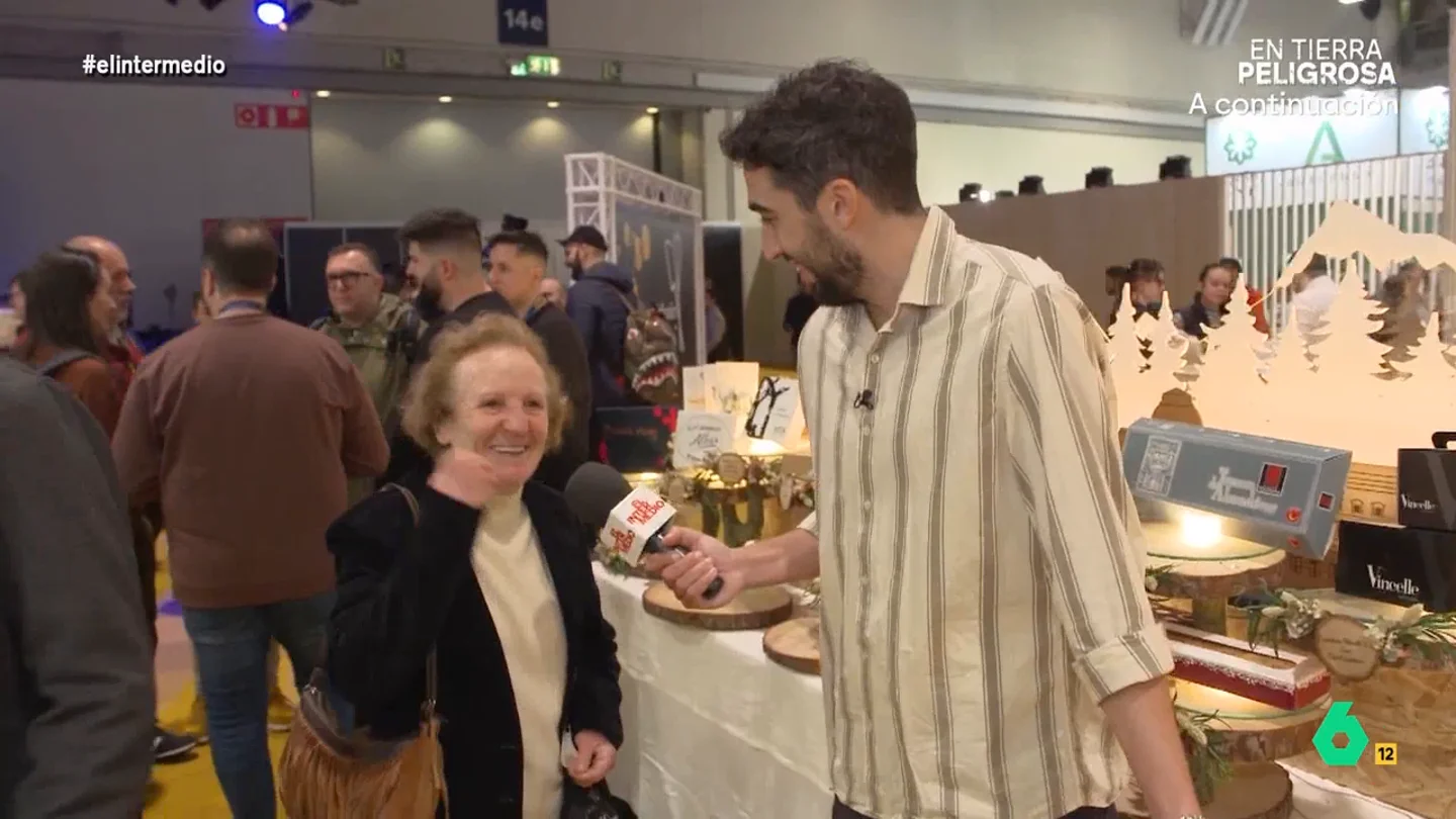La propuesta de Isma Juárez a una señora en Madrid Fusión: "¿Quiere que nos pongamos hasta el culo?" El reportero descubrió a una visitante que paseaba entre los stands intentando probar todas las elaboraciones y productos que se ofrecían en la feria e Isma no quiso perder la oportunidad de recorrer el recinto con ella.