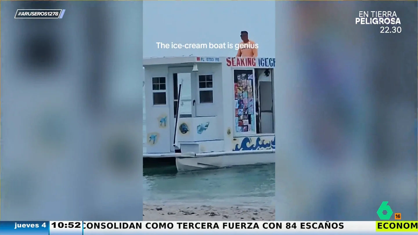 La genialidad de un hombre que sorprende al aparecer por el mar con su invento para vender helados a los bañistas La genialidad de un hombre que sorprende al aparecer por el mar con su invento para vender helados a los bañistas