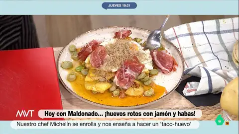 Carlos Maldonado cocina hoy en Más Vale Tarde unos deliciosos huevos rotos con jamón, habas y trufa. Pero ¿cuál es la diferencia con los huevos estrellados? El chef con estrella Michelin lo explica en este vídeo.