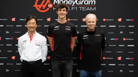 Bearman posando con Komatsu y Gene Haas Bearman posando con Komatsu y Gene Haas