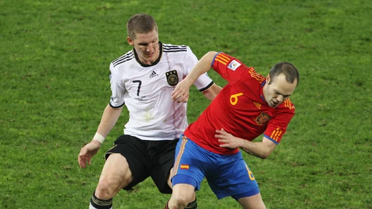 Andrés Iniesta y Bastian Schweinsteiger en el Mundial de Sudáfrica de 2010 Andrés Iniesta y Bastian Schweinsteiger en el Mundial de Sudáfrica de 2010