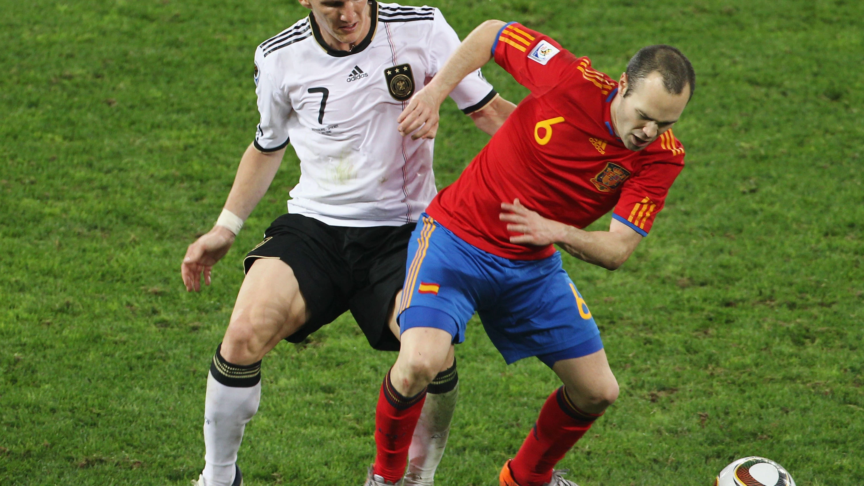 Andrés Iniesta y Bastian Schweinsteiger en el Mundial de Sudáfrica de 2010