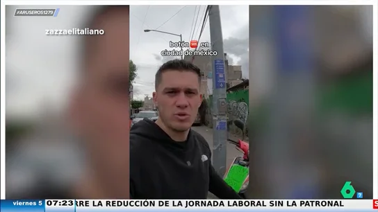 Zazza, el italiano, enseña el 'botón de auxilio' instalado en las calles de México Zazza, el italiano, enseña el 'botón de auxilio' instalado en las calles de México