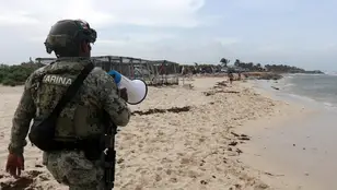 Personal de la Marina realiza vigilancia en las playas este jueves, en el municipio de Felipe Carrillo Puerto en Quintana Roo (México).