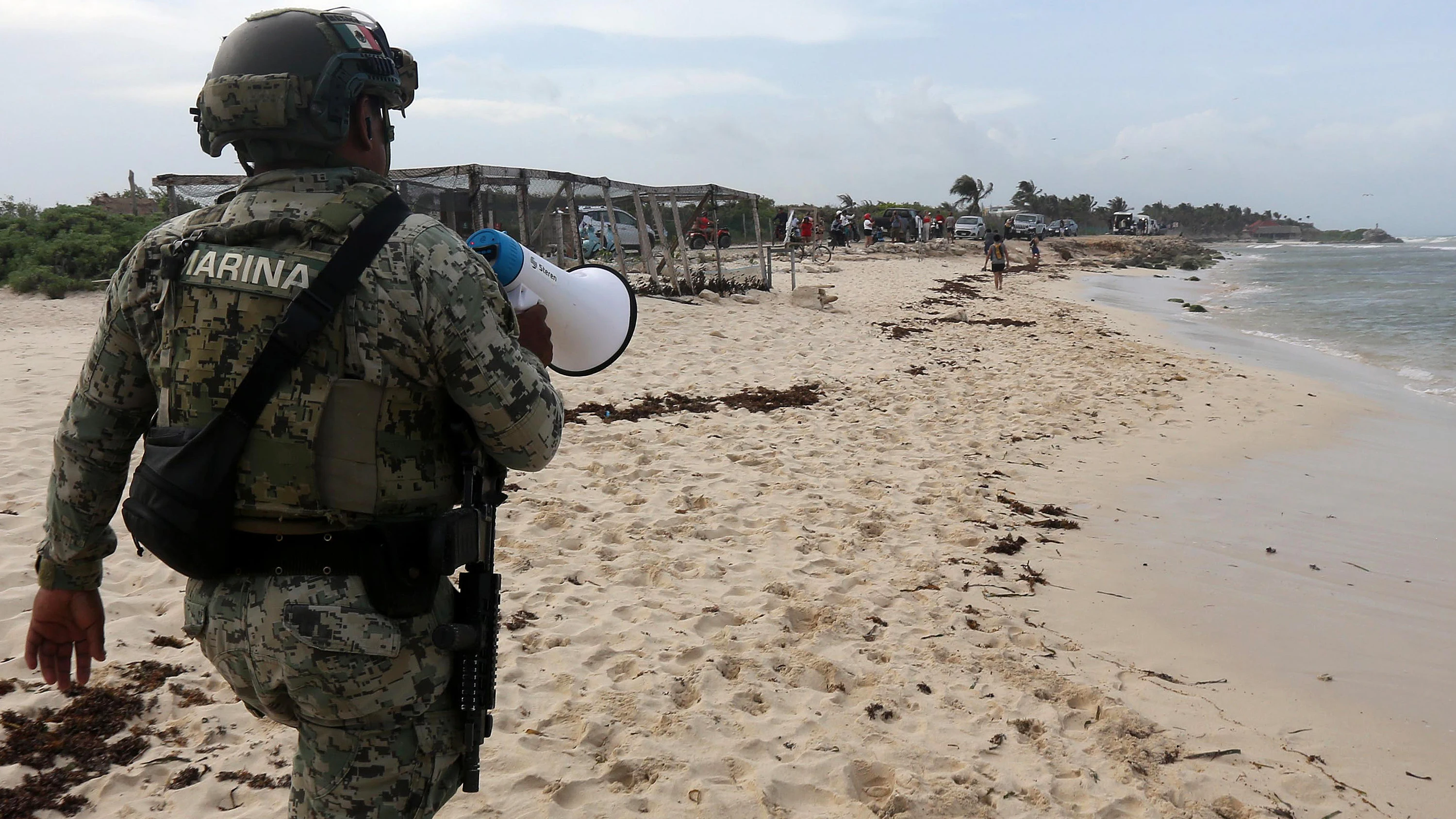 Personal de la Marina realiza vigilancia en las playas este jueves, en el municipio de Felipe Carrillo Puerto en Quintana Roo (México).