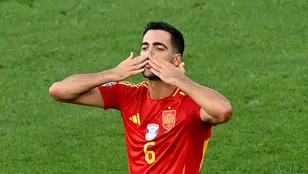 Mikel Merino celebra un gol con España
