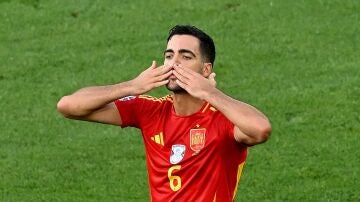Mikel Merino celebra un gol con España