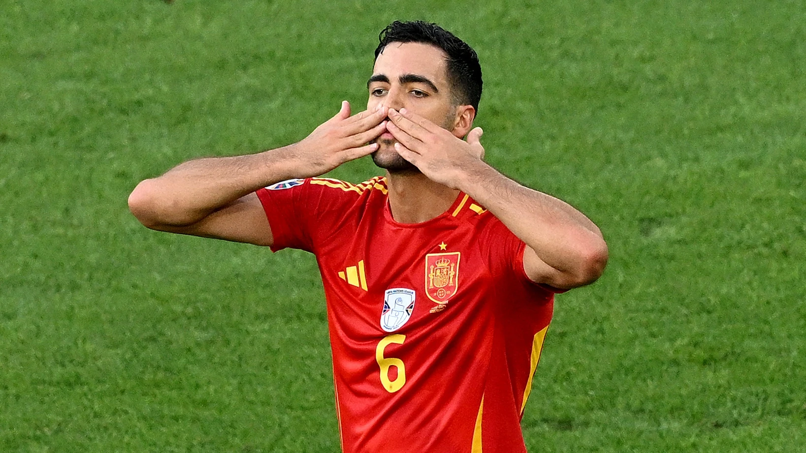 Mikel Merino celebra un gol con España